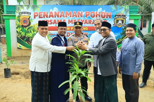 Kapolda Aceh Irjen Pol. Ruddi Setiawan bersama Pimpinan YPI Dayah Mini Aceh Tgk. H. Umar Rafsanjani dan masyarakat melakukan penanaman puluhan pohon dalam program Green Policing di Gampong Alue Naga, Banda Aceh, Jumat (30/10/2026). Kapolda Aceh Irjen Pol. Ruddi Setiawan bersama Pimpinan YPI Dayah Mini Aceh Tgk. H. Umar Rafsanjani dan masyarakat melakukan penanaman puluhan pohon dalam program Green Policing di Gampong Alue Naga, Banda Aceh, Jumat (30/10/2026).