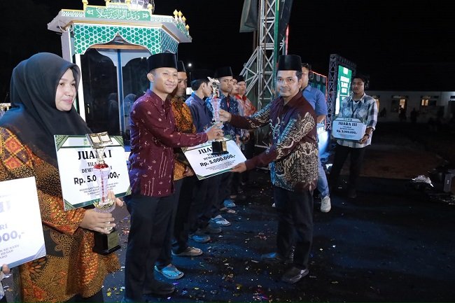 Razi Ukhrawi dari Kecamatan Kreung Barona Jaya yang berhasil meraih Juara I pada cabang Tilawah Dewasa Putra MTQ ke-35 tingkat Kabupaten Aceh Besar di Lapangan Kemukiman Bung Cala, Kecamatan Kuta Baro, Jumat (30/10/2026) malam. FOTO/ MC ACEH BESAR Razi Ukhrawi dari Kecamatan Kreung Barona Jaya yang berhasil meraih Juara I pada cabang Tilawah Dewasa Putra MTQ ke-35 tingkat Kabupaten Aceh Besar di Lapangan Kemukiman Bung Cala, Kecamatan Kuta Baro, Jumat (30/10/2026) malam. FOTO/ MC ACEH BESAR