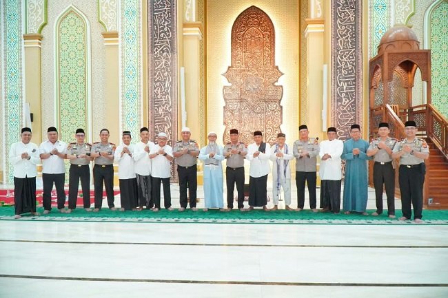 Kapolda Aceh Irjen Pol. Ruddi Setiawan bersilaturahmi dan berdialog dengan masyarakat usai melaksanakan Salat Subuh Keliling (Suling) di Masjid Baitussalihin, Ulee Kareng, Banda Aceh, Sabtu (31/10/2026). Kapolda Aceh Irjen Pol. Ruddi Setiawan bersilaturahmi dan berdialog dengan masyarakat usai melaksanakan Salat Subuh Keliling (Suling) di Masjid Baitussalihin, Ulee Kareng, Banda Aceh, Sabtu (31/10/2026).