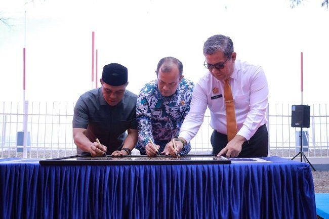 Bupati Aceh besar H. Muharram Idris melakukan peresmian High Frequency HF Radar Array ditandai dengan penandatanganan prasasti yang berlngsung di kawasan Pantai Ujong Batee, Kecamatan Mesjid Raya, Kamis (8/10/2026) FOTO/ MC ACEH BESAR Bupati Aceh besar H. Muharram Idris melakukan peresmian High Frequency HF Radar Array ditandai dengan penandatanganan prasasti yang berlngsung di kawasan Pantai Ujong Batee, Kecamatan Mesjid Raya, Kamis (8/10/2026) FOTO/ MC ACEH BESAR