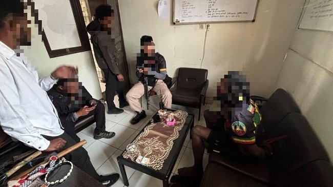 Satgas Operasi Damai Cartenz-2026 bersama Polres Puncak menangkap PW, buronan kasus pembakaran fasilitas camp PT Unggul di Kabupaten Puncak, Papua Tengah, Senin, 19/10/2026