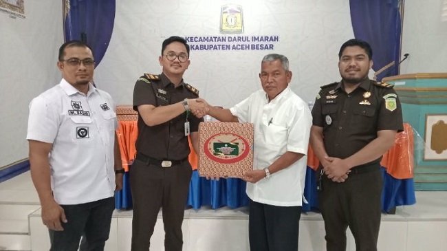 Penyerahan Cinderamata dari Kajari Aceh Besar yang diserahkan oleh M. Riski Zhafran, SH Kasubsi I Seksi Intelijen dan Muhammad Ikhsan, SH Kasubsi II Seksi Intelijen, masing-nasing kepada Camat Darul Imarah Muhammad Basir, Keuchik Gampong Gue Gajah, Kantor Camat Darul Imarah Lampenerut, Aceh Besar Penyerahan Cinderamata dari Kajari Aceh Besar yang diserahkan oleh M. Riski Zhafran, SH Kasubsi I Seksi Intelijen dan Muhammad Ikhsan, SH Kasubsi II Seksi Intelijen, masing-nasing kepada Camat Darul Imarah Muhammad Basir, Keuchik Gampong Gue Gajah, Kantor Camat Darul Imarah Lampenerut, Aceh Besar
