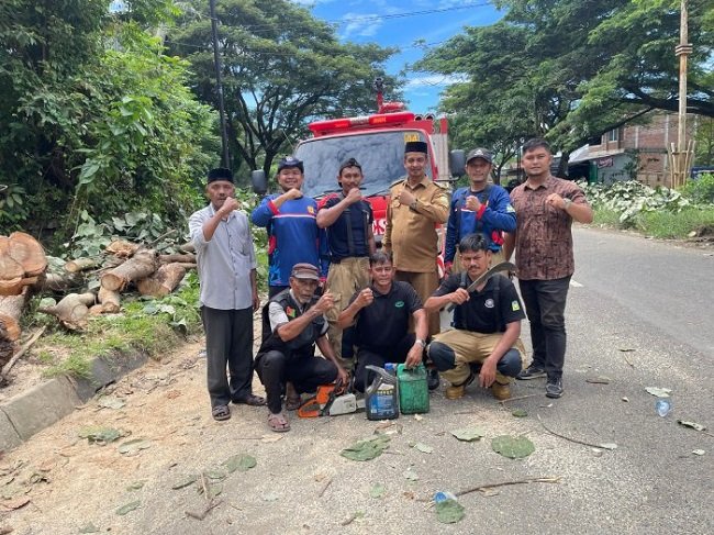 Foto bersama usai pembersihan dahan pohon tumbang, di Gampong Cot Mancang, Kecamatan Kuta Baro, Aceh Besar, Selasa (13/10/2026). FOTO/ MC ACEH BESAR Foto bersama usai pembersihan dahan pohon tumbang, di Gampong Cot Mancang, Kecamatan Kuta Baro, Aceh Besar, Selasa (13/10/2026). FOTO/ MC ACEH BESAR