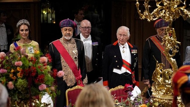 Raja Charles jamu kenegaraan Sultan Oman Haitham bin Tarik di Kastil Windsor. (Foto: via REUTERS/Jordan Pettitt) Raja Charles jamu kenegaraan Sultan Oman Haitham bin Tarik di Kastil Windsor. (Foto: via REUTERS/Jordan Pettitt)
