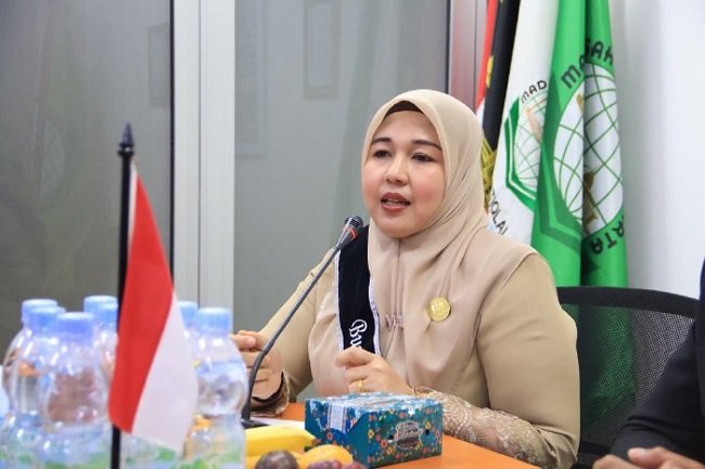 Bunda PAUD Kabupaten Aceh Besar Hj. Rita Mayasari memberi sambutan pada acara kunjungan kerja Pokja Bunda PAUD ke RA Istiqlal Jakarta, Senin (19/10/2026). FOTO/ MC ACEH BESAR