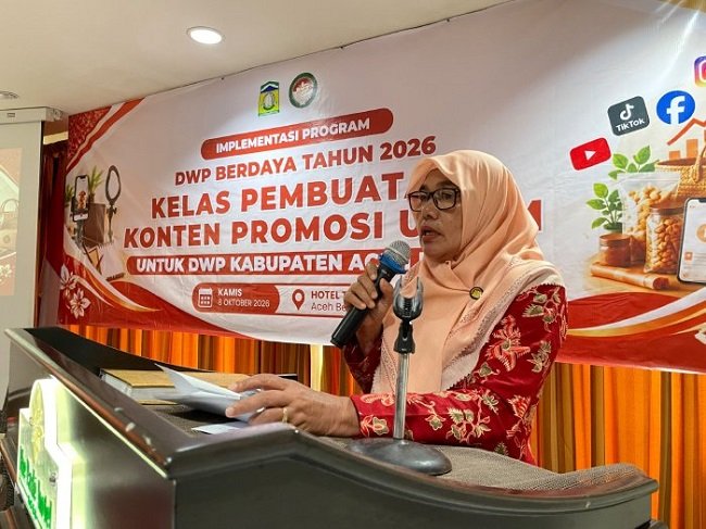 Ketua DWP Aceh Besar, Ny Nurbaiti Bahrul Jamil, membuka Program DWP Berdaya melalui Kelas Pembuatan Konten Promosi UMKM bagi anggota DWP Aceh Besar Tahun 2026 di Hotel The Pade, Aceh Besar, Kamis (8/10/2026). FOTO/ MC ACEH BESAR Ketua DWP Aceh Besar, Ny Nurbaiti Bahrul Jamil, membuka Program DWP Berdaya melalui Kelas Pembuatan Konten Promosi UMKM bagi anggota DWP Aceh Besar Tahun 2026 di Hotel The Pade, Aceh Besar, Kamis (8/10/2026). FOTO/ MC ACEH BESAR