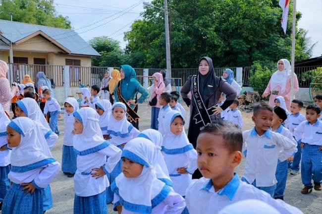 Bunda PAUD Aceh Besar Hj. Rita Mayasari berbaur dan bermain bersama anak-anak TK Negeri Pembina Peukan Bada saat kunjungan edukasi hidup sehat dan aktif, Rabu (30/9/2026). FOTO/ MC ACEH BESAR Bunda PAUD Aceh Besar Hj. Rita Mayasari berbaur dan bermain bersama anak-anak TK Negeri Pembina Peukan Bada saat kunjungan edukasi hidup sehat dan aktif, Rabu (30/9/2026). FOTO/ MC ACEH BESAR
