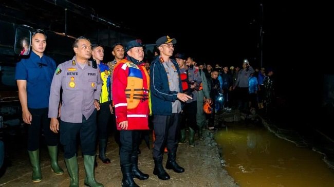 Personel kepolisian bersama petugas gabungan meninjau lokasi banjir di Kota Padang, Sumatera Barat, untuk memastikan penanganan dan keselamatan warga terdampak (Foto: Dokumentasi/Humas Polri) Personel kepolisian bersama petugas gabungan meninjau lokasi banjir di Kota Padang, Sumatera Barat, untuk memastikan penanganan dan keselamatan warga terdampak (Foto: Dokumentasi/Humas Polri)