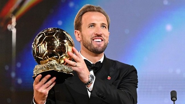 Harry Kane dengan trofi Ballon d'Or 2026. Foto: UEFA via Getty Images/Jeff Spicer - UEFA Harry Kane dengan trofi Ballon d'Or 2026. Foto: UEFA via Getty Images/Jeff Spicer - UEFA