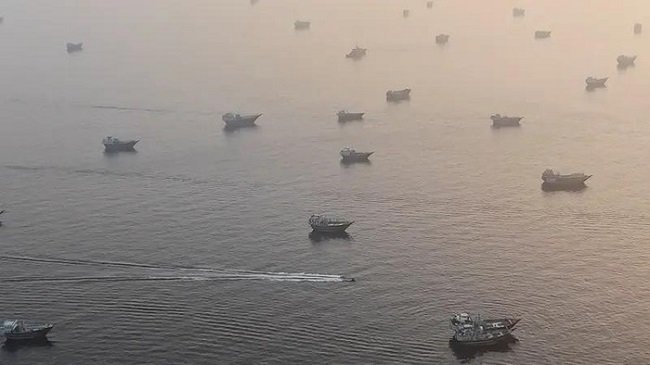 Kapal-kapal di Selat Hormuz, terlihat berlayar dari sisi wilayah Oman (dok. Reuters) Kapal-kapal di Selat Hormuz, terlihat berlayar dari sisi wilayah Oman (dok. Reuters)