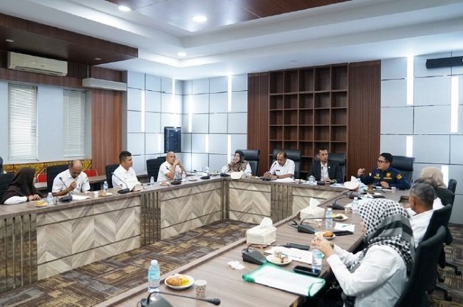 Tim Komisi Informasi Aceh (KIA) bersama jajaran Sekretariat DPRA mengikuti visitasi dan presentasi Monitoring dan Evaluasi (Monev) Keterbukaan Informasi Publik 2026 di Kantor Sekretariat DPRA, Banda Aceh, Rabu (23/9/2026).