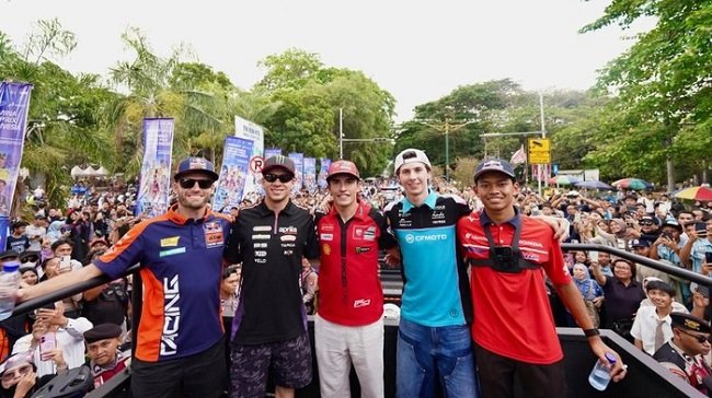 Marc Marquez dan para pebalap parade di kota Mataram. (Foto: dok.ITDC) Marc Marquez dan para pebalap parade di kota Mataram. (Foto: dok.ITDC)
