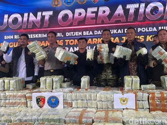 Tim gabungan saat merilis kasus penyelundupan 1 ton ketamin di Terminal Penumpang Bandar Deli Belawan. (Finta Rahyuni/detikSumut)