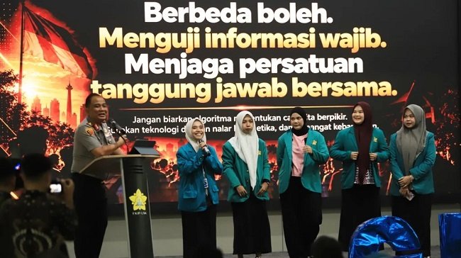Kapolda, Irjen Pol. Ruddi Setiawan saat mengisi Kuliah Umum Gelora Kebangsaan X yang berlangsung di Aula FKIP USK, Banda Aceh, Kamis (15/10/2026). (Foto: HO I USK Aceh).