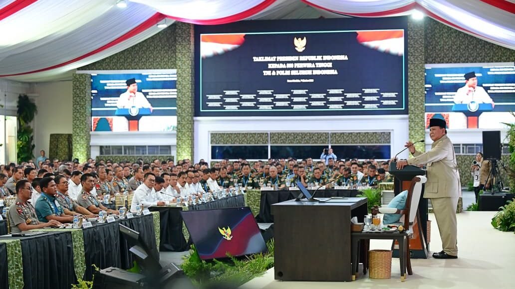 Presiden Prabowo Subianto menyampaikan taklimat kepada 800 perwira tinggi TNI dan Polri seluruh Indonesia di Kompleks Istana Kepresidenan Jakarta, Rabu (7/10/2026). Foto: BPMI Setpres Presiden Prabowo Subianto menyampaikan taklimat kepada 800 perwira tinggi TNI dan Polri seluruh Indonesia di Kompleks Istana Kepresidenan Jakarta, Rabu (7/10/2026). Foto: BPMI Setpres