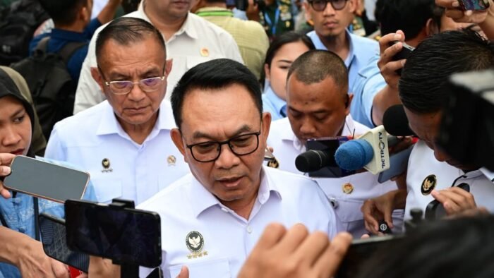 Menteri Koordinator Bidang Politik dan Keamanan, Dudung Abdurachman menyampaikan keterangannya usai mengikuti acara taklimat oleh Presiden Prabowo Subianto di Kompleks Istana Kepresidenan Jakarta, Rabu (7/10/2026). Foto: BPMI Setpres Menteri Koordinator Bidang Politik dan Keamanan, Dudung Abdurachman menyampaikan keterangannya usai mengikuti acara taklimat oleh Presiden Prabowo Subianto di Kompleks Istana Kepresidenan Jakarta, Rabu (7/10/2026). Foto: BPMI Setpres