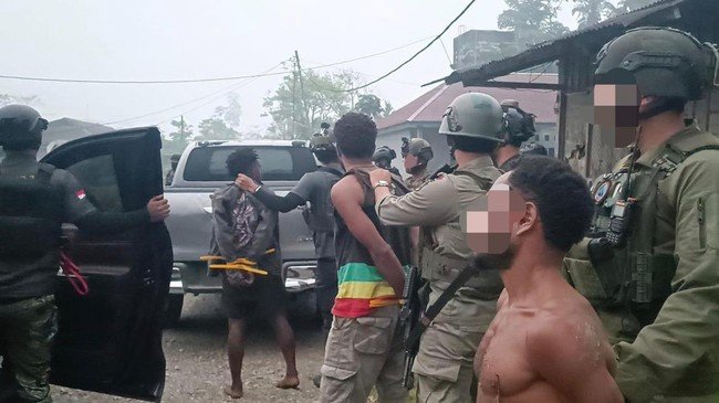 Satgas Operasi Damai Cartenz 2026 menangkap dua orang anggota Kelompok Kriminal Bersenjata (KKB) yang menyerang warga sipil berinisial A (46) hingga tewas di Dekai, Yahukimo. (Arsip Istimewa) Satgas Operasi Damai Cartenz 2026 menangkap dua orang anggota Kelompok Kriminal Bersenjata (KKB) yang menyerang warga sipil berinisial A (46) hingga tewas di Dekai, Yahukimo. (Arsip Istimewa)
