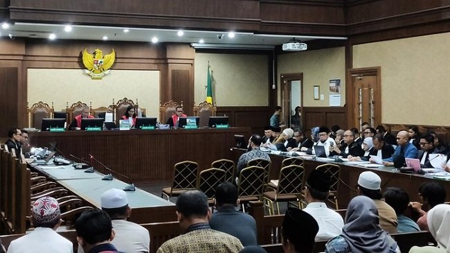 Ustaz Khalid Basalamah jadi saksi sidang kasus korupsi kuota haji (Mulia/detikcom) Ustaz Khalid Basalamah jadi saksi sidang kasus korupsi kuota haji (Mulia/detikcom)