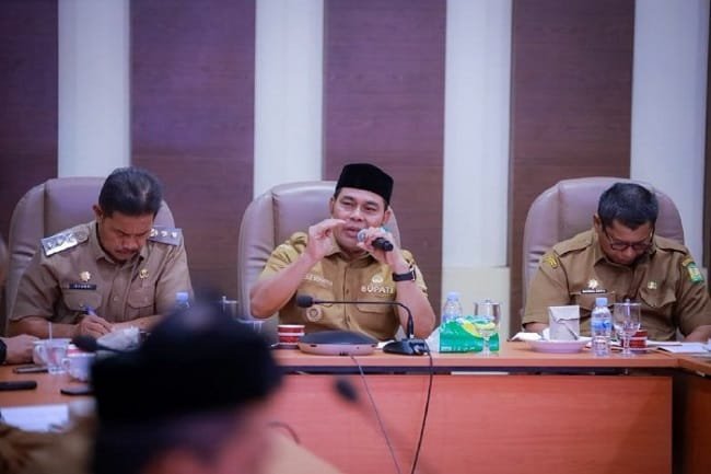Bupati Aceh Besar H Muharram Idris di dampingi Wakil Bupati Aceh Besar Drs Syukri dan Sekdakab Aceh Besar Bahrul Jamil Ssos Msi, memimpin Rapat Organisasi perangkat Daerah (OPD) di ruang rapat Haji Sanusi Wahab, Kantor Bupati Aceh Besar, Senin (5/10/2026).