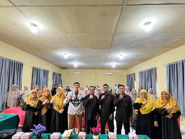 Ketua PGRI Kabupaten Aceh Besar, Munadi SPd MPd foto bersama pemateri dan peserta pelatihan transformasi digital berbasis IFP, di Aula SMPN 2 Montasik, Aceh Besar, Selasa (13/10/2026). FOTO/ MC ACEH BESAR Ketua PGRI Kabupaten Aceh Besar, Munadi SPd MPd foto bersama pemateri dan peserta pelatihan transformasi digital berbasis IFP, di Aula SMPN 2 Montasik, Aceh Besar, Selasa (13/10/2026). FOTO/ MC ACEH BESAR