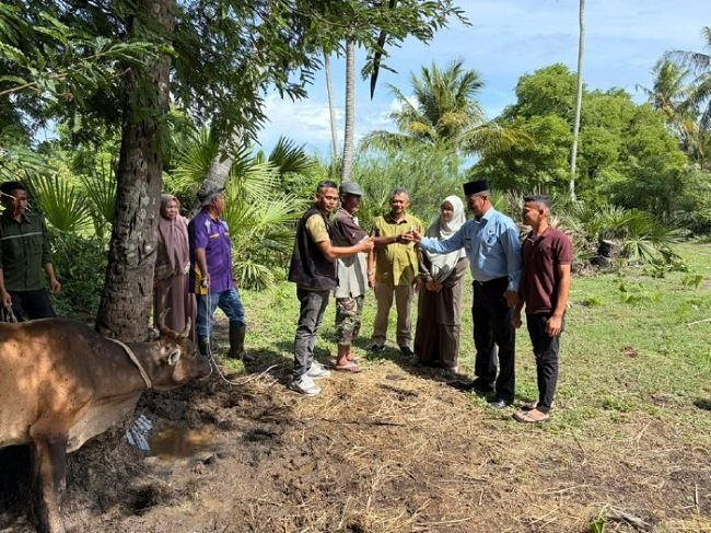 Foto bersama pada pengabdian masyarakat yang digelar Dinas Pertanian Aceh Besar dan FKH USK, di Kecamatan Kuta Baro, Aceh Besar, Senin (26/10/2026). FOTO/ DOK MC ACEH BESAR Foto bersama pada pengabdian masyarakat yang digelar Dinas Pertanian Aceh Besar dan FKH USK, di Kecamatan Kuta Baro, Aceh Besar, Senin (26/10/2026). FOTO/ DOK MC ACEH BESAR