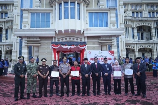Unsur Forkopimda Foto Bersama 4 Penerima Penghargaan Pemuda Inovasi di Kota Jantho, 28/10/2026 Foto MC Aceh Besar