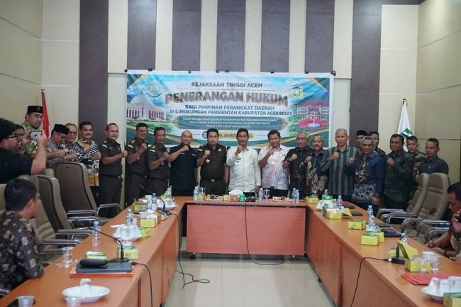 Foto bersama usai penerangan hukum yang berlangsung di Aula Sanusi Wahab, Kantor Bupati Aceh Besar, Kota Jantho, Kamis (29/10/2026). FOTO/ MC ACEH BESAR Foto bersama usai penerangan hukum yang berlangsung di Aula Sanusi Wahab, Kantor Bupati Aceh Besar, Kota Jantho, Kamis (29/10/2026). FOTO/ MC ACEH BESAR