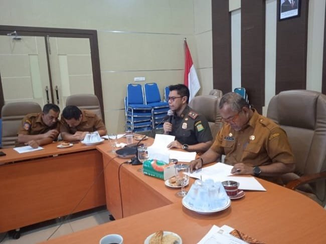 Asisten Perekonomian dan Pembangunan Setdakab Aceh Besar HM Ali SSos MSi membuka pembahasan Rancangan Peraturan Bupati (Ranperbup) tentang Pageu Gampong di ruang rapat Kantor Bupati Aceh Besar, Senin (5/10/2026) siang. FOTO/ PROKOPIM PEMKAB ACEH BESAR