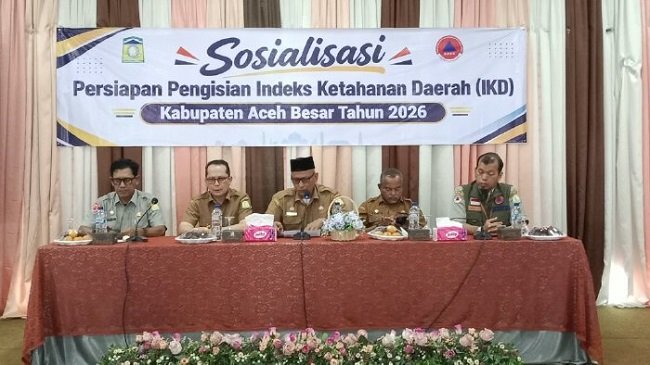 Asisten III Sekdakab Aceh Besar Abdullah, S.Sos saat membuka secara resmi Sosialisasi dan Persiapan Pengisian Indeks Ketahanan Tahun 2026 di Gedung Dekranasda Aceh Besar, Gampong Siron, Kecamatan Ingin Jaya, Aceh Besar, Selasa, (6/10/2026). FOTO/MC ACEH BESAR Asisten III Sekdakab Aceh Besar Abdullah, S.Sos saat membuka secara resmi Sosialisasi dan Persiapan Pengisian Indeks Ketahanan Tahun 2026 di Gedung Dekranasda Aceh Besar, Gampong Siron, Kecamatan Ingin Jaya, Aceh Besar, Selasa, (6/10/2026). FOTO/MC ACEH BESAR