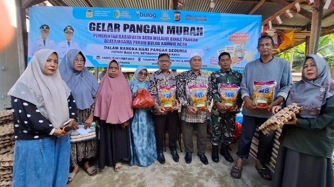 Kadis Pangan Aceh Besar, Alyadi, SPi MM menyerahkan paket sembako Gerakan Pangan Murah kepada masyarakat secara simbolis di halaman Kantor Camat Kota Jantho, Kamis (15/10/2026). FOTO/ MC ACEH BESAR Kadis Pangan Aceh Besar, Alyadi, SPi MM menyerahkan paket sembako Gerakan Pangan Murah kepada masyarakat secara simbolis di halaman Kantor Camat Kota Jantho, Kamis (15/10/2026). FOTO/ MC ACEH BESAR