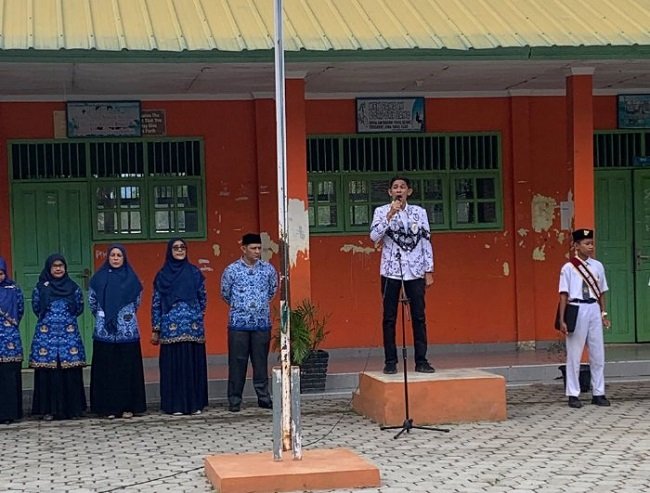 Ketua PGRI Kabupaten Aceh Besar, Munadi SPdI MPd, menjadi pembina upacara peringatan Hari Sumpah Pemuda ke-98, di halaman SMP Negeri 3 Ingin Jaya, Aceh Besar, Rabu (28/10/2026). FOTO/ MC ACEH BESAR Ketua PGRI Kabupaten Aceh Besar, Munadi SPdI MPd, menjadi pembina upacara peringatan Hari Sumpah Pemuda ke-98, di halaman SMP Negeri 3 Ingin Jaya, Aceh Besar, Rabu (28/10/2026). FOTO/ MC ACEH BESAR
