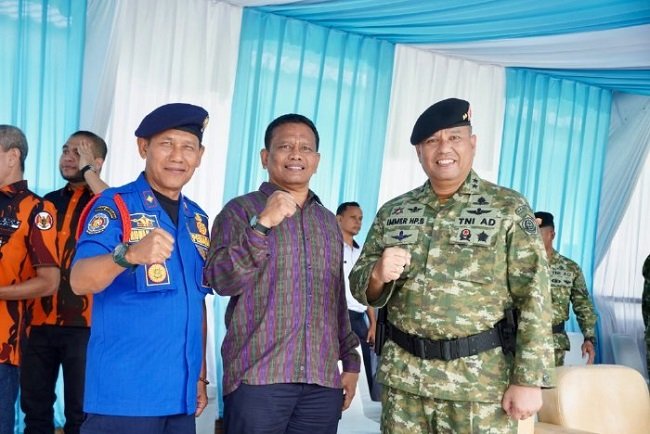 Staf Ahli Bupati Aceh Besar, Ir. Makmun, MT, menghadiri Upacara Penetapan Anggota Komcad Reguler Matra Darat Kodam IM TA 2026 di Lapangan Upacara Rindam Iskandar Muda, Mata Ie, Kecamatan Darul Imarah, Kamis (29/10/2026). FOTO/MC ACEH BESAR