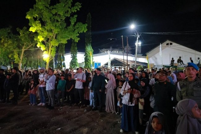 Masyarakat dari berbagai daerah memadati arena utama penutupan MTQ ke-35 tingkat Kabupaten Aceh Besar di Lapangan Kemukiman Bung Cala, Kecamatan Kuta Baro, Jumat (30/10/2026) malam. FOTO/ MC ACEH BESAR
